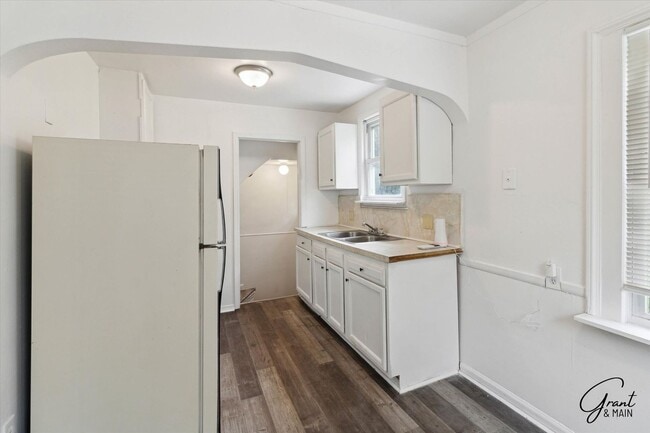 Building Photo - $1500 5 bedroom 2 bath