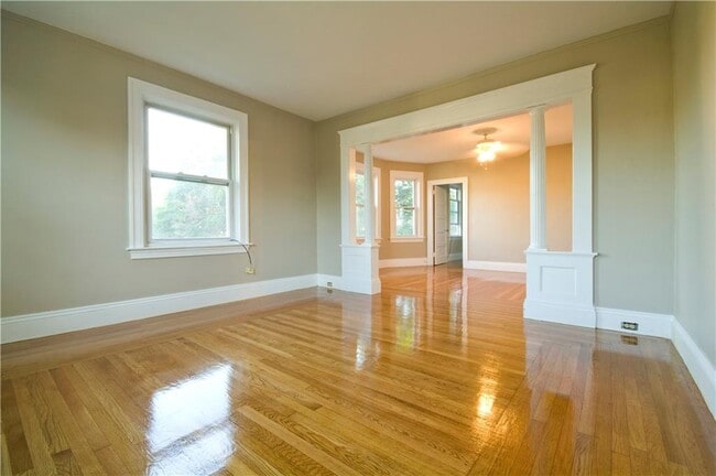 Building Photo - 48 Moorland Ave