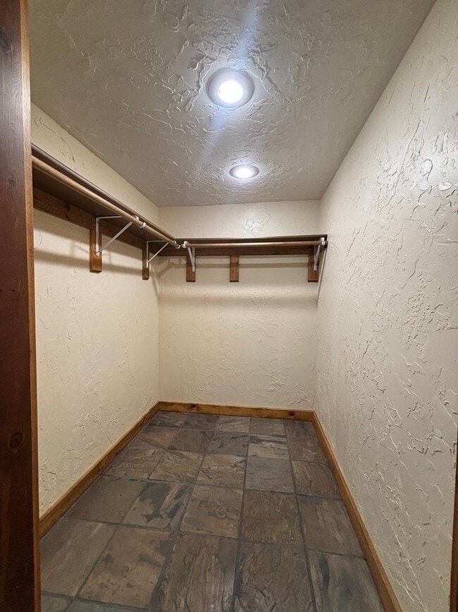 Building Photo - MOVE IN SPECIAL! 1 BEDROOM @ JORDAN CREEK ...