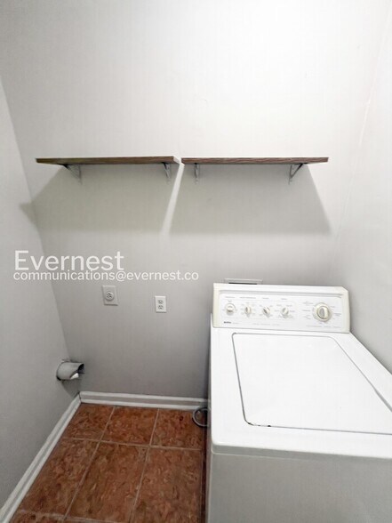 Building Photo - 596 Crestmont Ct