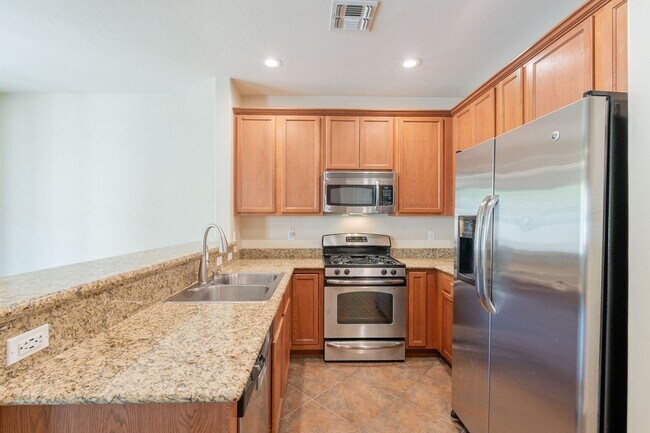 Building Photo - Bright, Spacious Riverside Crossing Retrea...