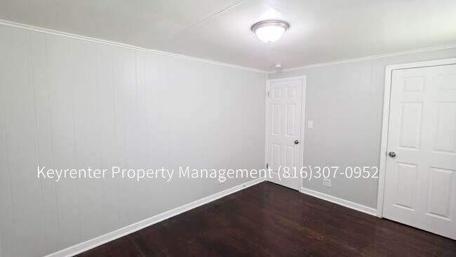 Building Photo - 802 S Logan Ave