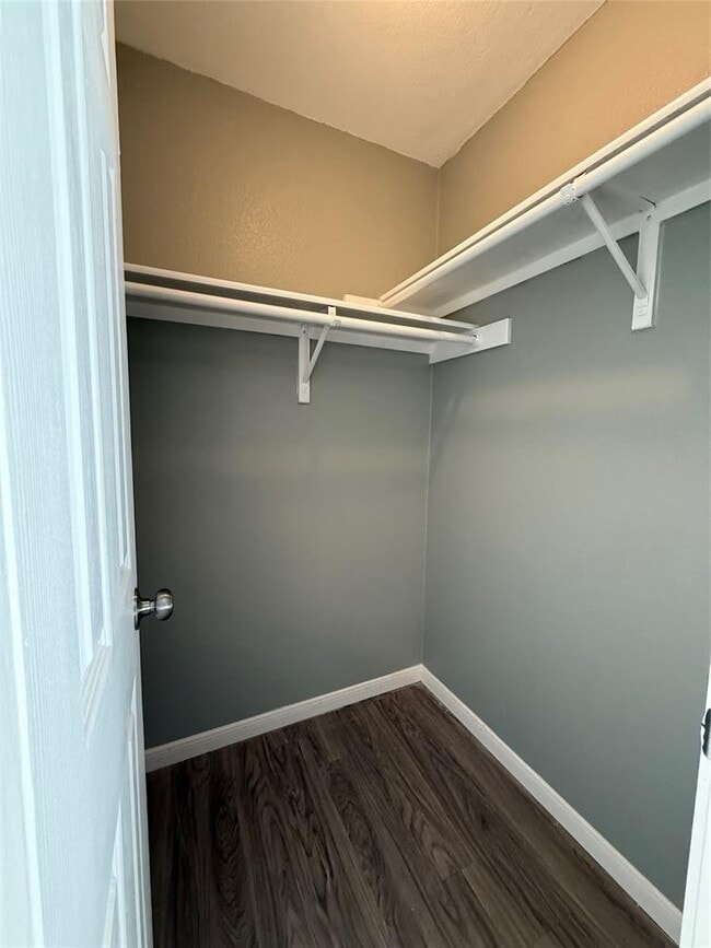 Building Photo - 2221 Creekside Ln