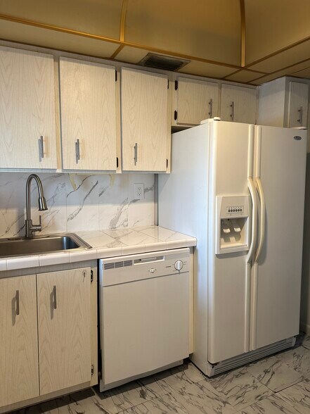 Building Photo - 250 180th Dr