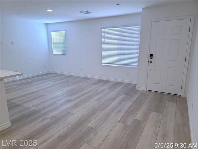Building Photo - BRAND NEW 3 BED, 2.5 BATH TOWNHOME IN NW L...