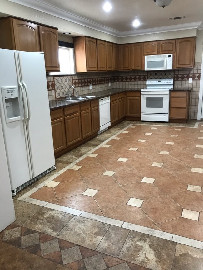 Building Photo - 2601 W 3rd St