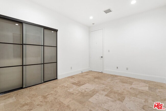 Building Photo - 4510 Tyrone Ave