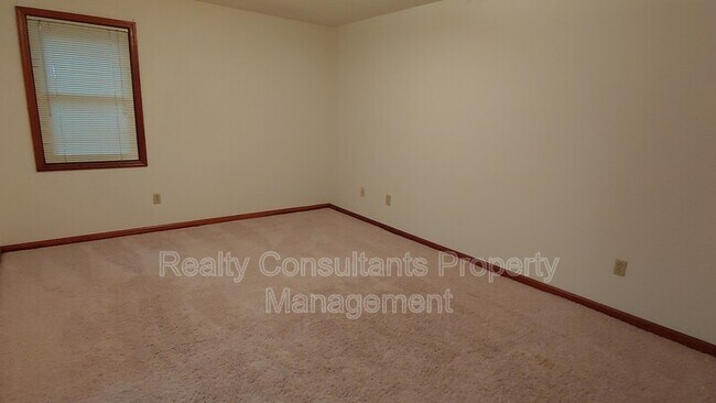 Building Photo - 302 Aspen Ct