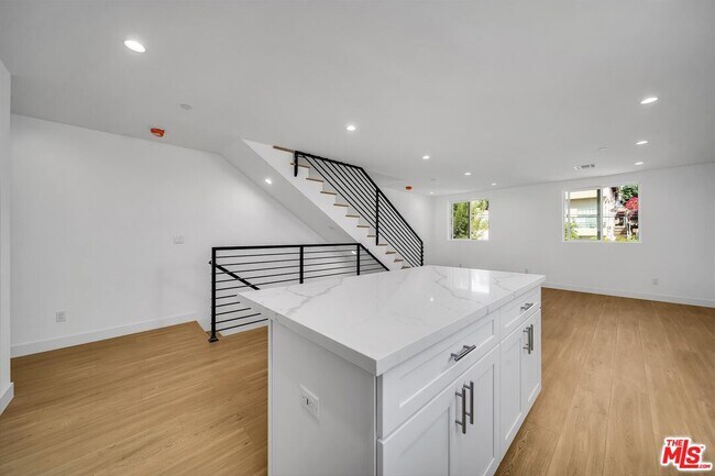 Building Photo - 227 S Park View St