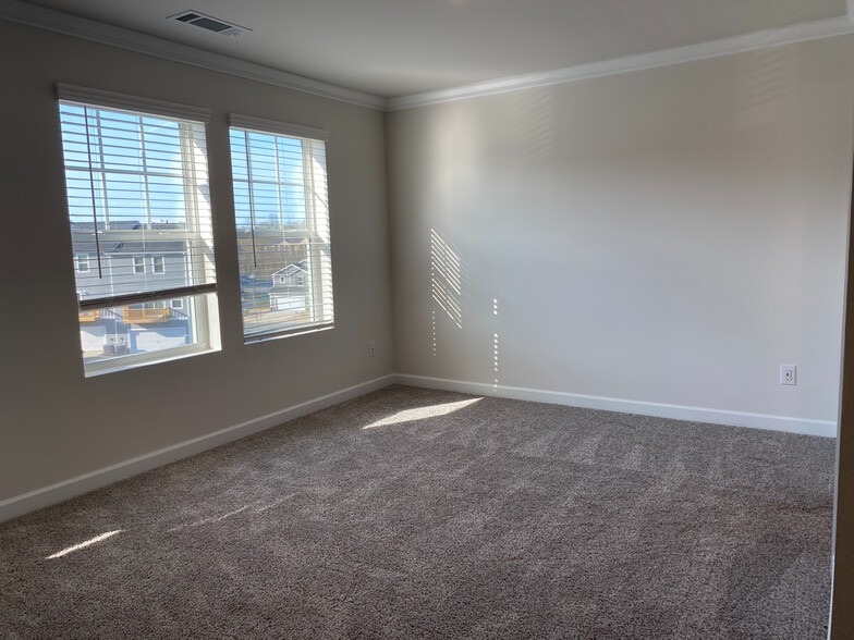 Building Photo - Room in Townhome on Tears Ln