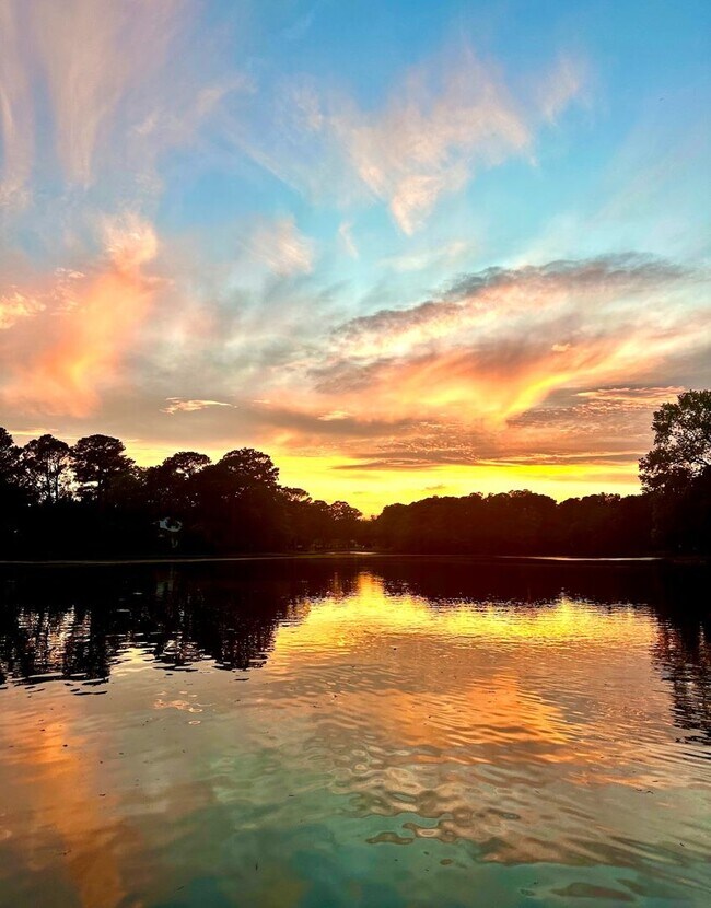 Building Photo - Lakefront Great Neck Home! 4/2.5 brick ranch in lovely Southern Point