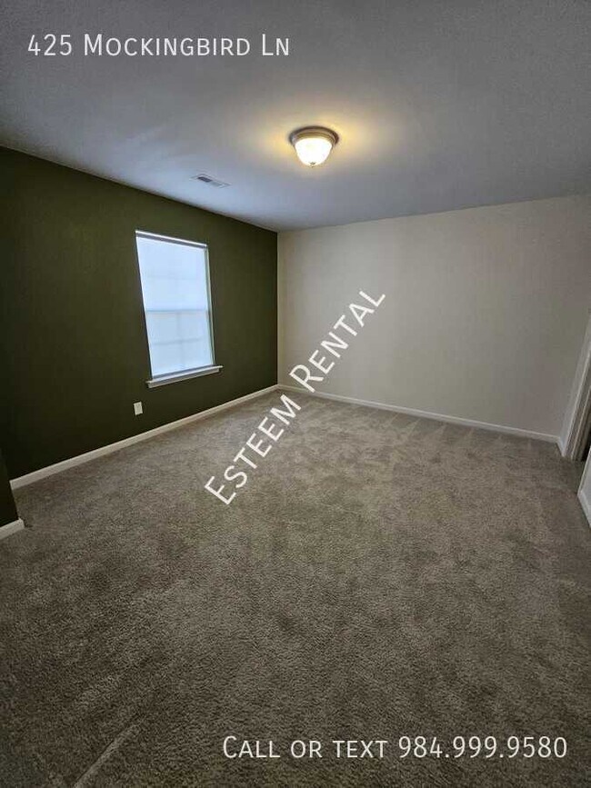 Building Photo - 425 Mockingbird Ln