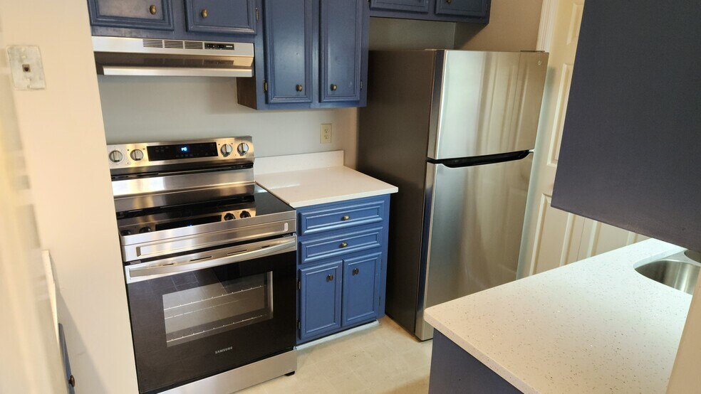 New stainless appliances - 116 Elizabeth Darby Ln