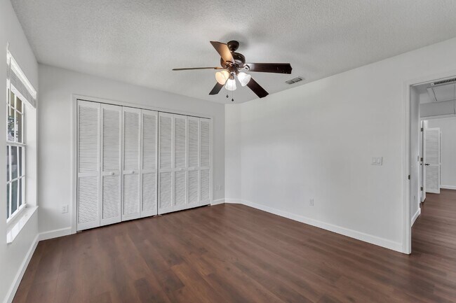 Building Photo - Spacious 6-bedroom, 3-bathroom and pool Tu...