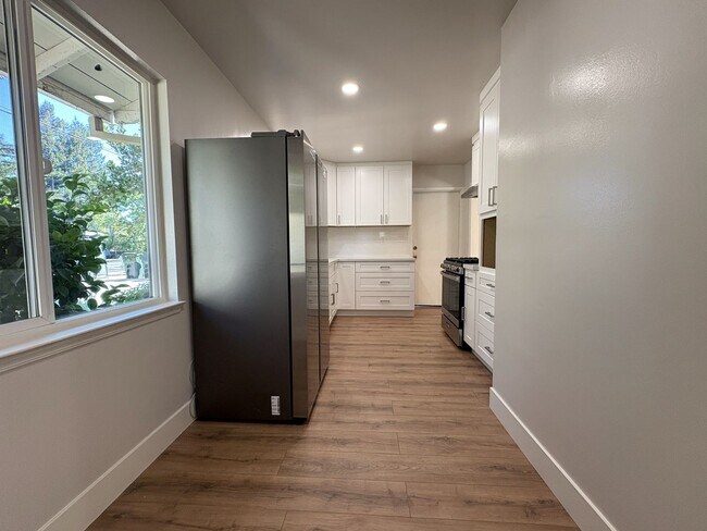 Building Photo - Modern Oasis in the Heart of Los Altos – U...