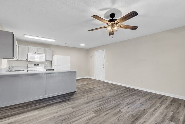 Building Photo - (843)742-5165 This kitchen is the chef's kiss!!
