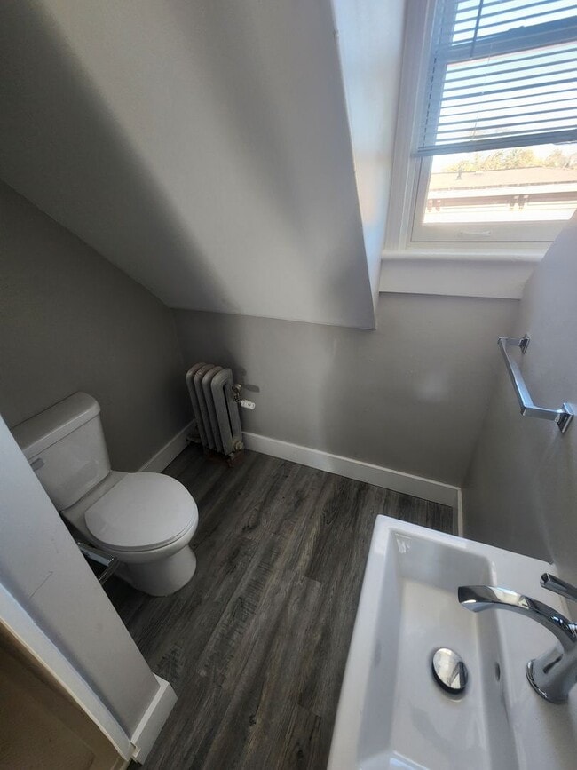 Building Photo - Large 1BR Unit - Freshly Remodeled