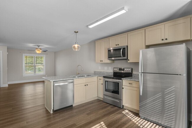 Building Photo - 2 Bedroom 2 Bathroom Town Home Close Proximity To Campbell