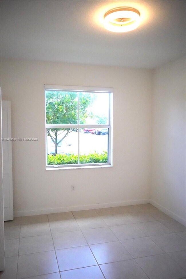 Building Photo - 1450 SE 26th Ter