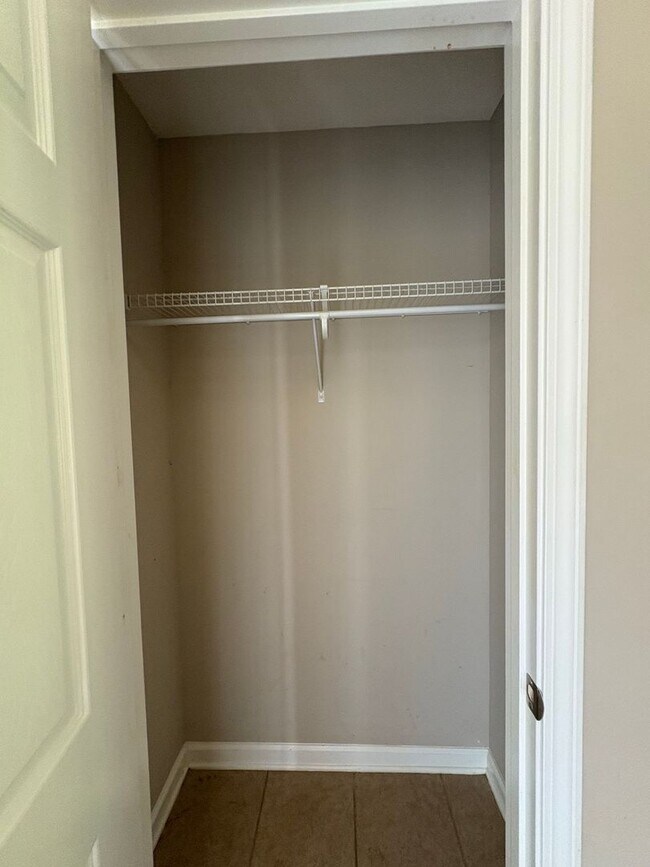 Building Photo - Hampton Place!