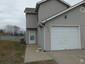 Building Photo - Beautiful Town Home in North Kansas City S...