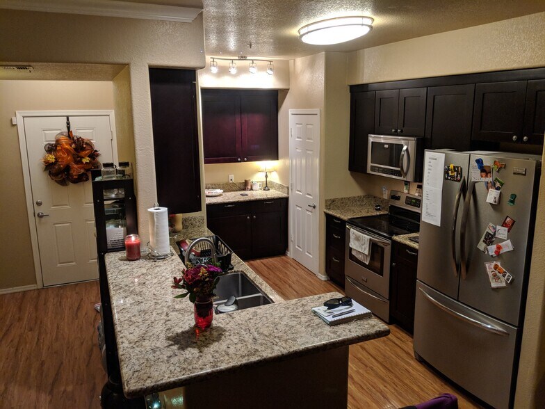 Kitchen - 435 W Rio Salado Pky