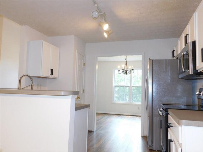 Building Photo - 576 Greenwood Park Way
