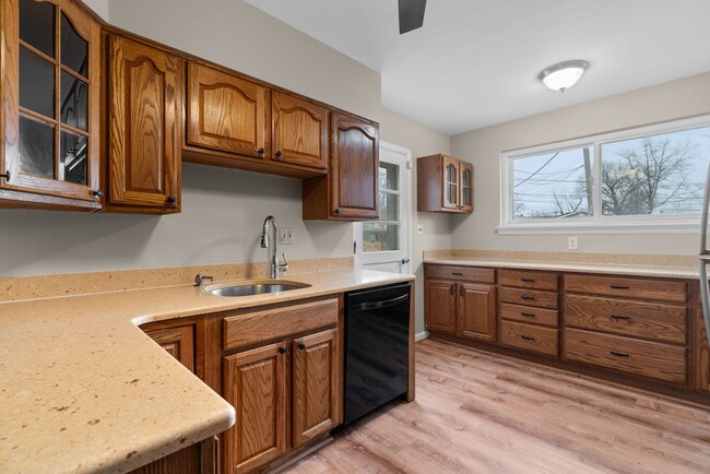 Building Photo - 4 Bed 3 Bath - Takoma Park Split Level - Move In Ready