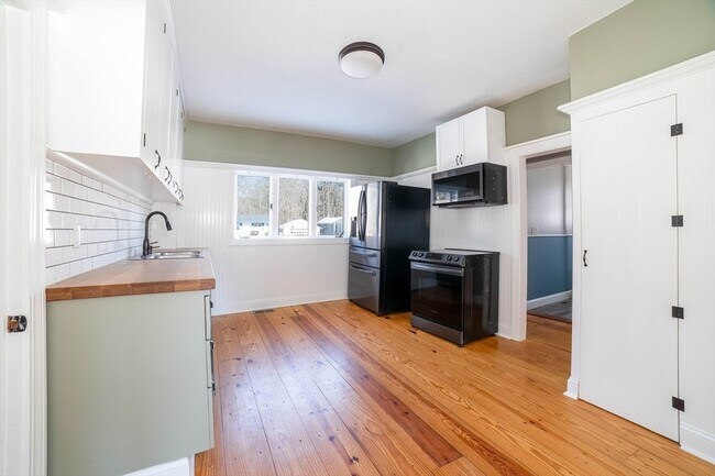 Building Photo - 5 Maple Ave