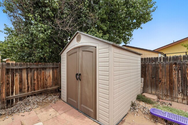Building Photo - For Rent | 3 Bed / 2 Bath | 2 Car Garage |...