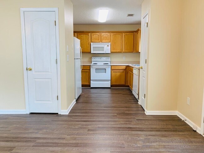 Building Photo - Wow! Newly renovated, new flooring, 1 car ...