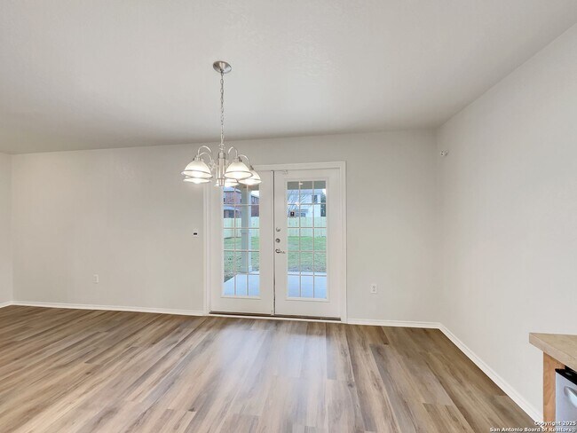Building Photo - Charming 3 Bedroom 2 Bath home in Northeast Crossing.