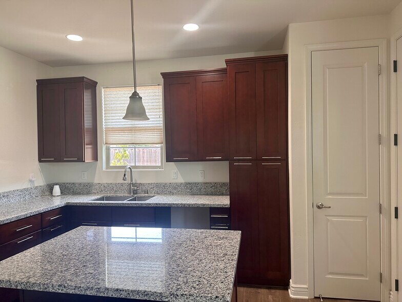 Building Photo - 1866 Vista del Sol