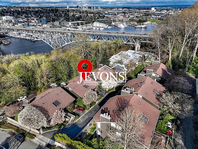 Building Photo - Top-floor 2-level condo with brand-new kit...