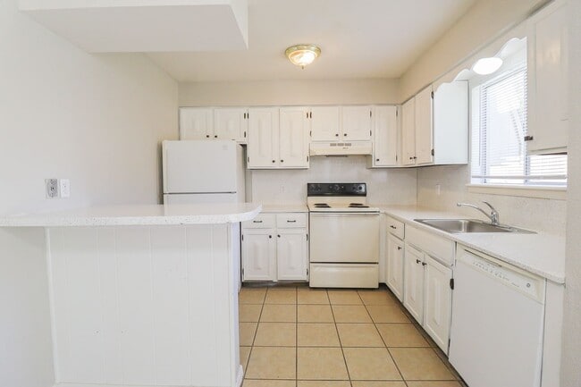 Building Photo - 2 Bed | 2 Bath in Central Tulsa!