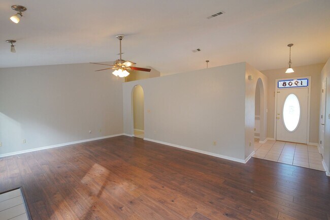 Building Photo - 3 Bed / 2 Bath with Large Yard/Garage in Bucklake area!