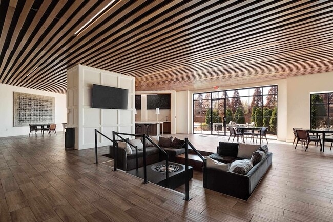 Building Photo - 717 Riverside Dr