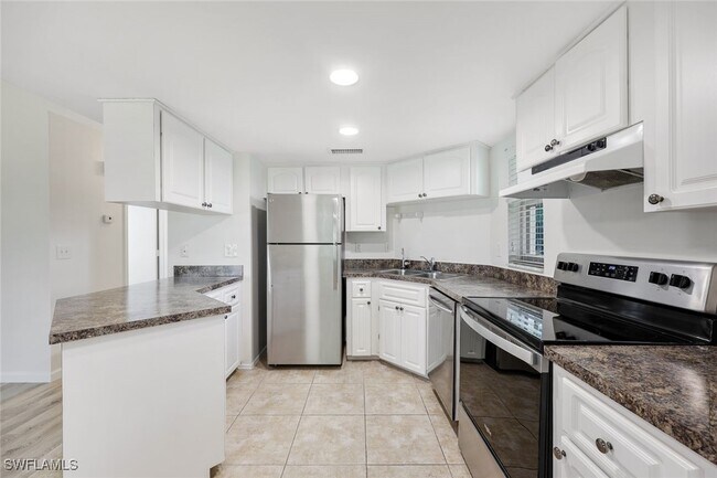 Building Photo - 5024 Chiquita Blvd S