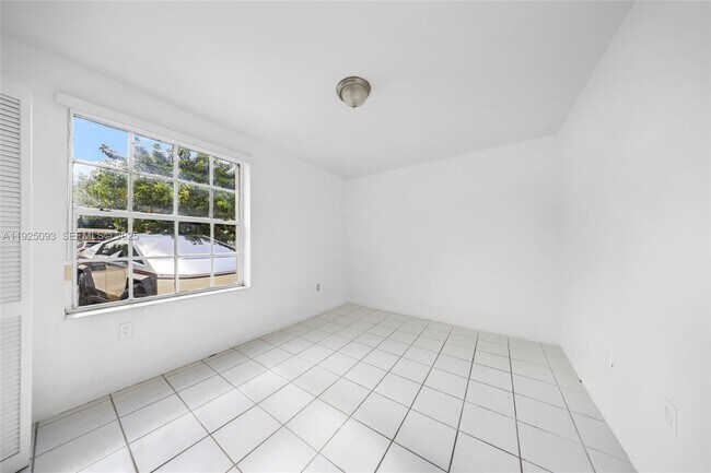 Building Photo - 3453 SW 23rd Terrace