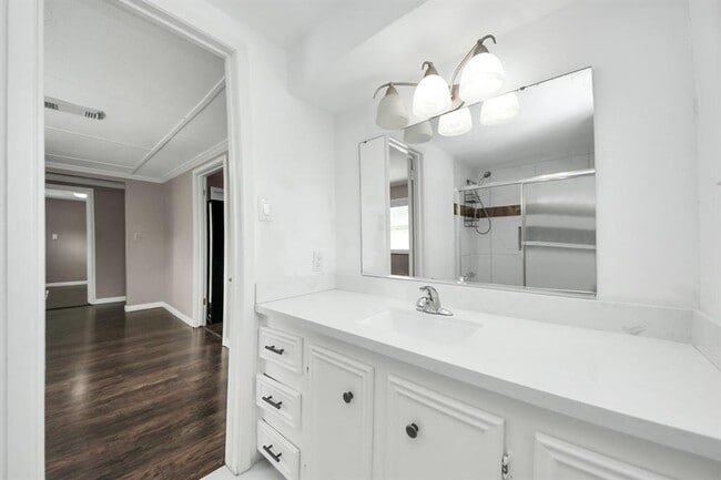 Building Photo - 5747 Turtle Creek Rd