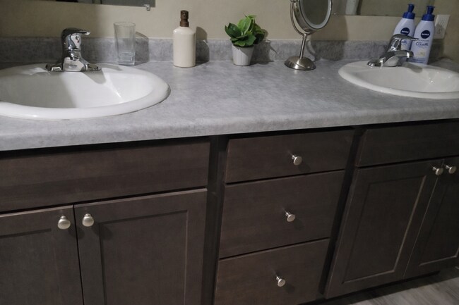 Building Photo - 5 Bed 3 Bath close to UWEC, bike trails, Carson Park, and The Sonnentag!