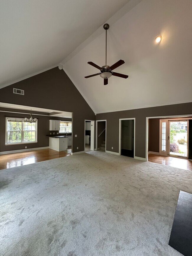 Building Photo - Move-In ready 3-bedroom 2-bathroom house on the Eastside