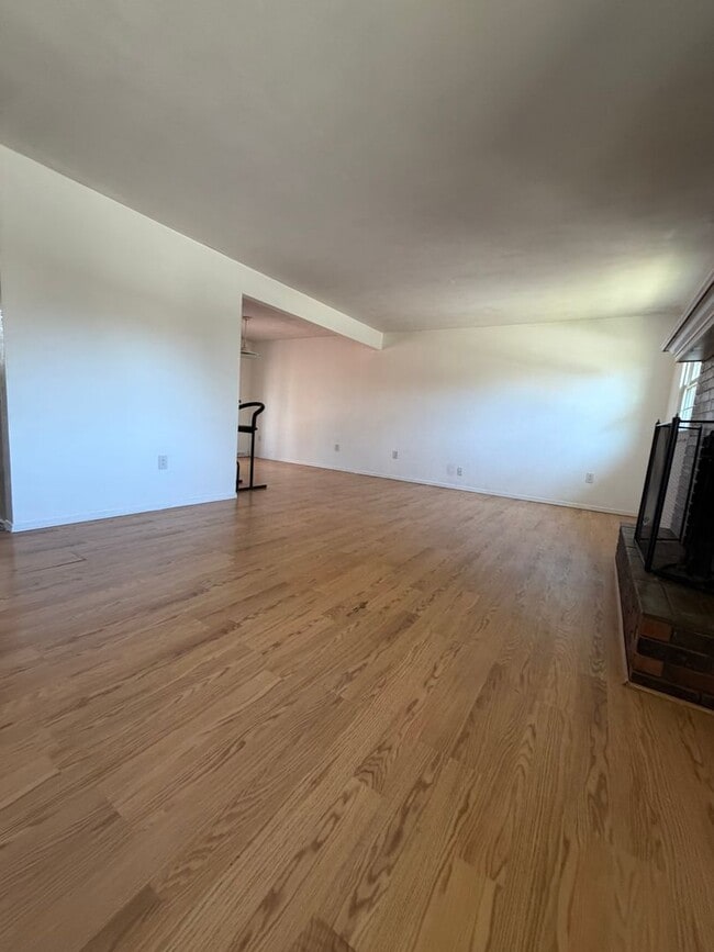 Building Photo - 4 bed | 2 bath Home for Rent