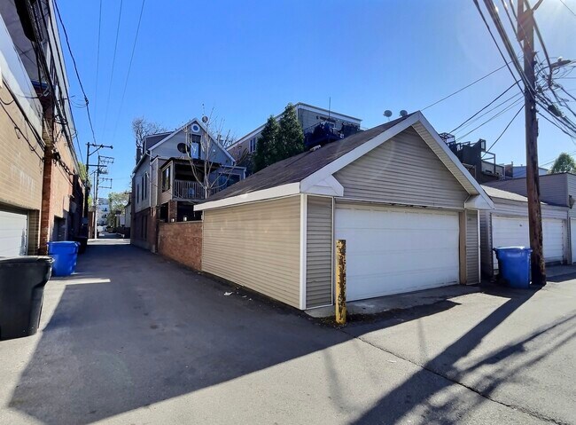 Building Photo - 1014 W George St