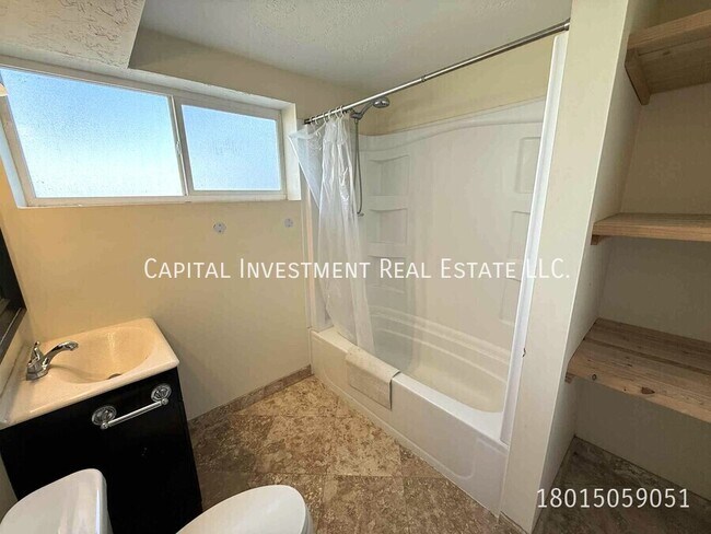 Building Photo - 1102 E Sego Lily Dr