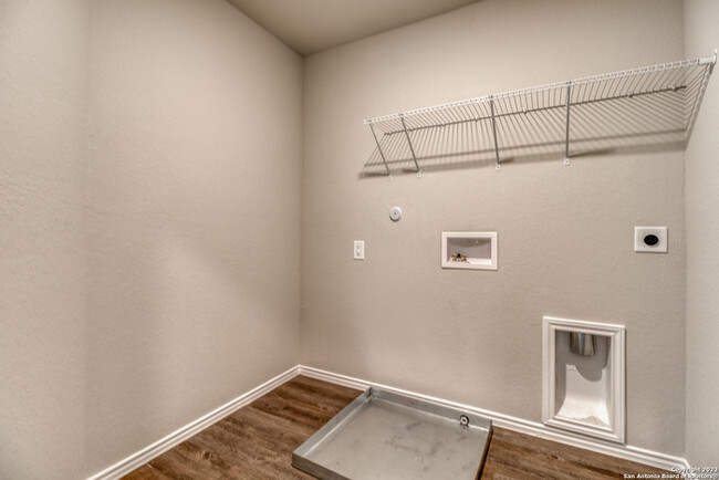 Building Photo - A charming 4 beds and 2.5 bath is now ready!