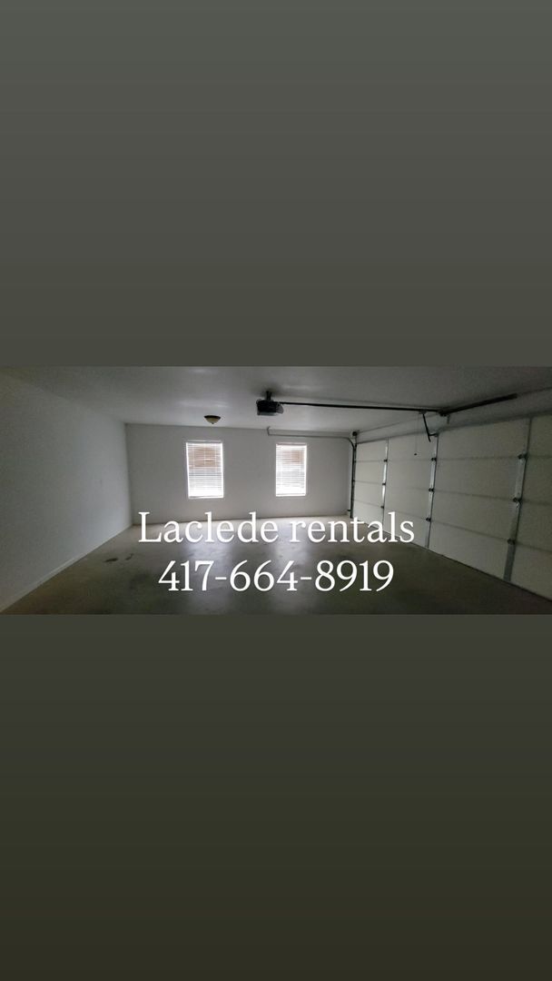 Building Photo - 3 Bedroom 2 Bath with an attached 2 Car Garage