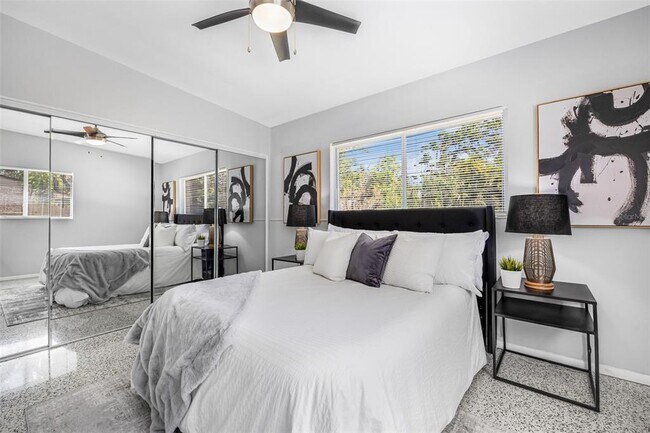 Building Photo - 4925 Camellia Way S