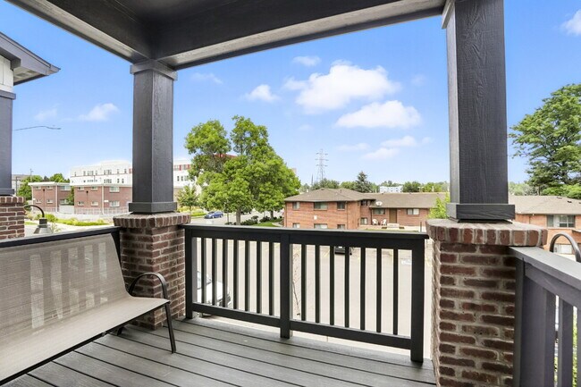 Building Photo - Modern 2-Bed, 2.5-Bath Townhome with Garage