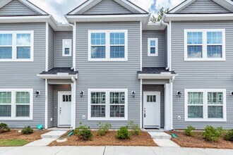 Building Photo - 3 Bedroom, 2.5 Bathroom Townhome in Twin Rivers - Wando